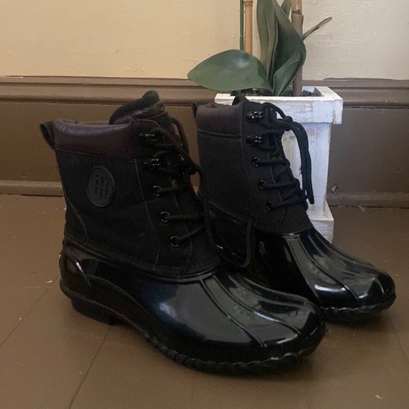 HILFIGER boot like new - Picture 1 of 3